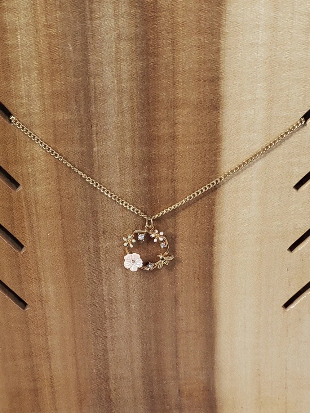 5/$25 NWOT Floral Bee Necklace